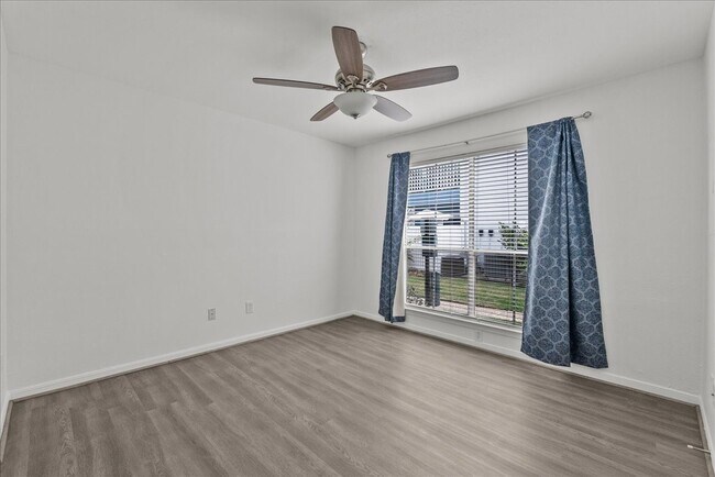 Building Photo - 3506 Cove View Blvd