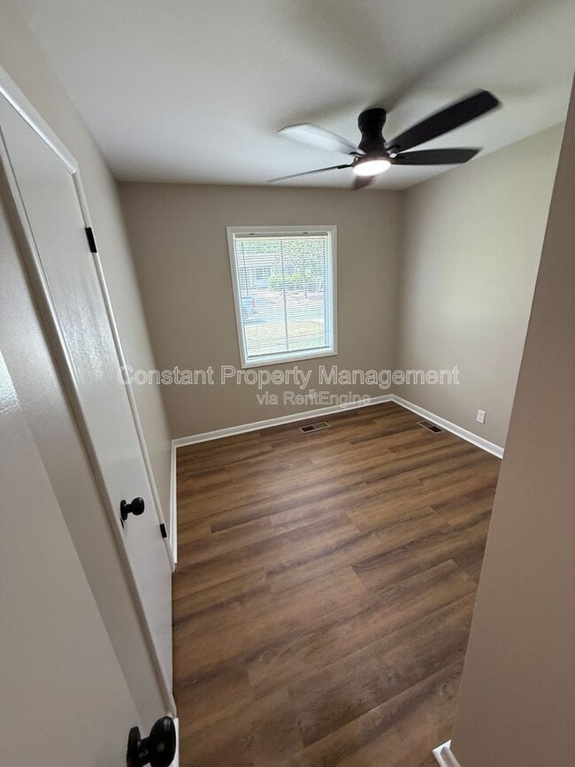 Building Photo - 3469 Kingsbury Dr