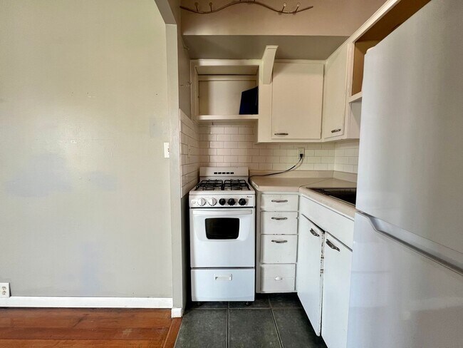 Building Photo - 103 7th Ave NW