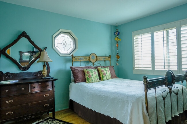 Building Photo - Furnished Single Story Home West of the Freeway