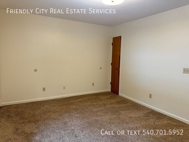 Building Photo - 1115 Lincolnshire Dr