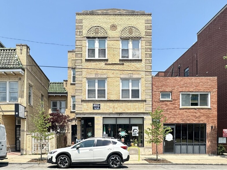 Building Photo - 2954 W Montrose Ave