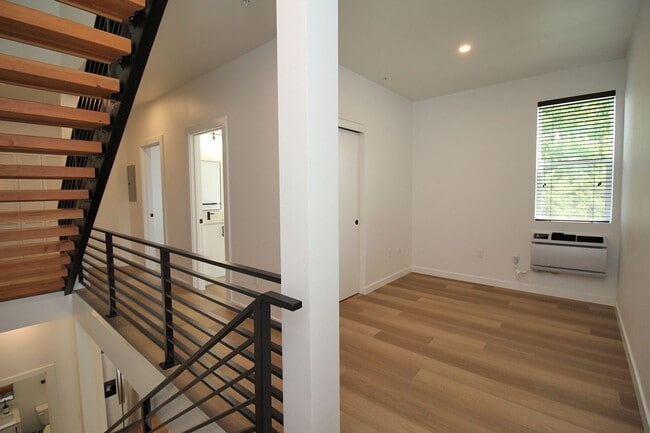 Building Photo - 2516 NE Flanders St