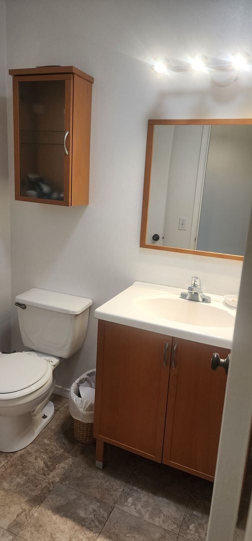 Building Photo - Modern & Fully Furnished Townhouse with Mo...