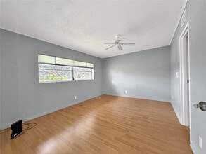 Building Photo - 1035 Country Club Dr