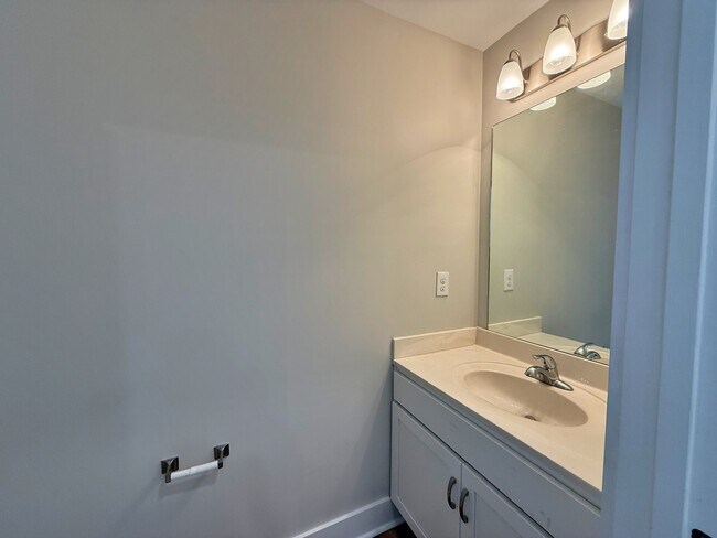Powder room off the kitchen. - 3010 Bellflower Cir