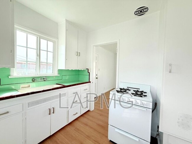 Building Photo - 230-232 Rennie Avenue