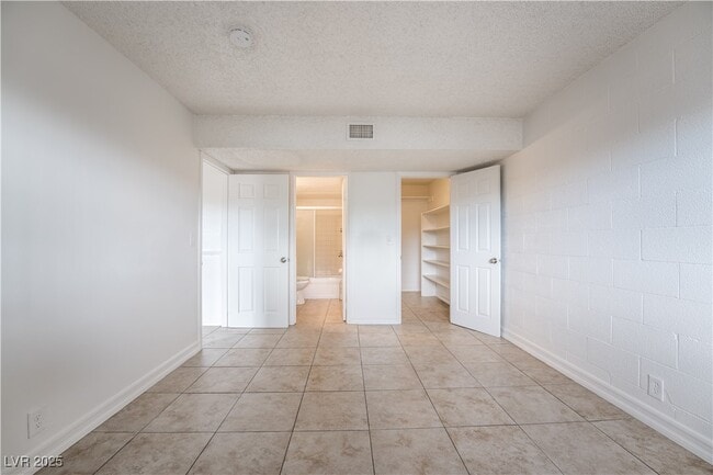 Building Photo - 585 S Royal Crest Cir