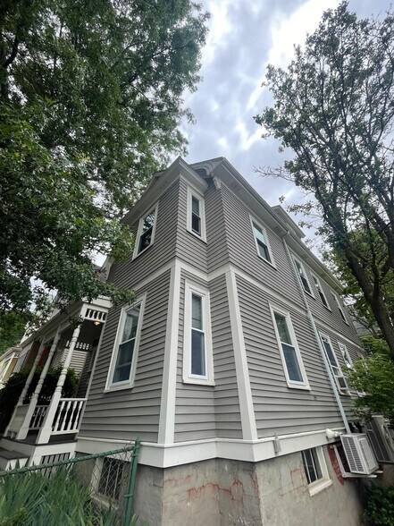 Building Photo - 33 Belmont St
