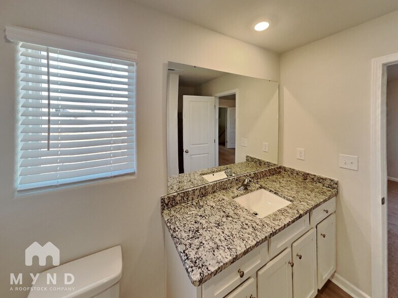 Building Photo - 104 Lightning Dr