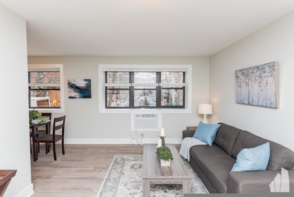 Building Photo - 525 W Surf St