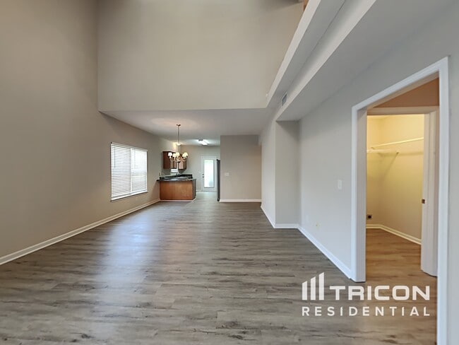 Building Photo - 142 Lyndhurst Dr