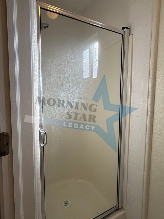 Building Photo - 4 bedroom, 4 bath house - Must see landscaping!