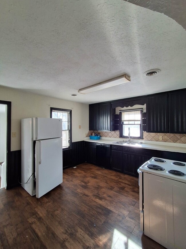 Building Photo - 109 E Fairview St