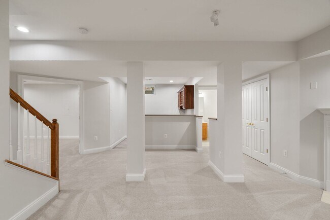 Building Photo - Stunning 4 level detached home close to the Mosaic District in Fairfax!