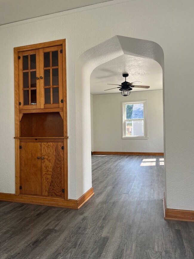 Building Photo - 3 Bedroom Home for rent in Urbandale, IA