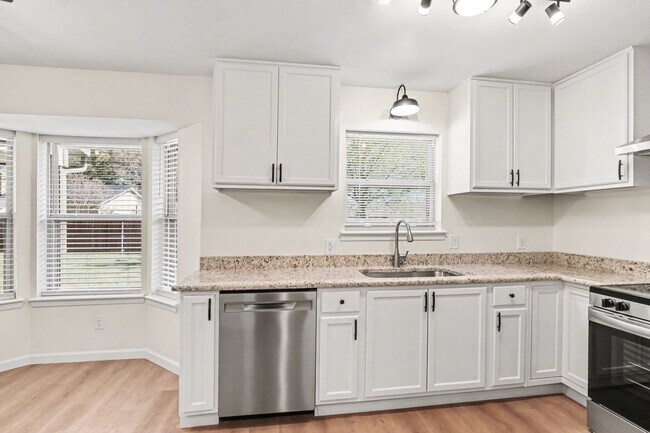 Building Photo - Move In Ready Home with Modern Updates Throughout