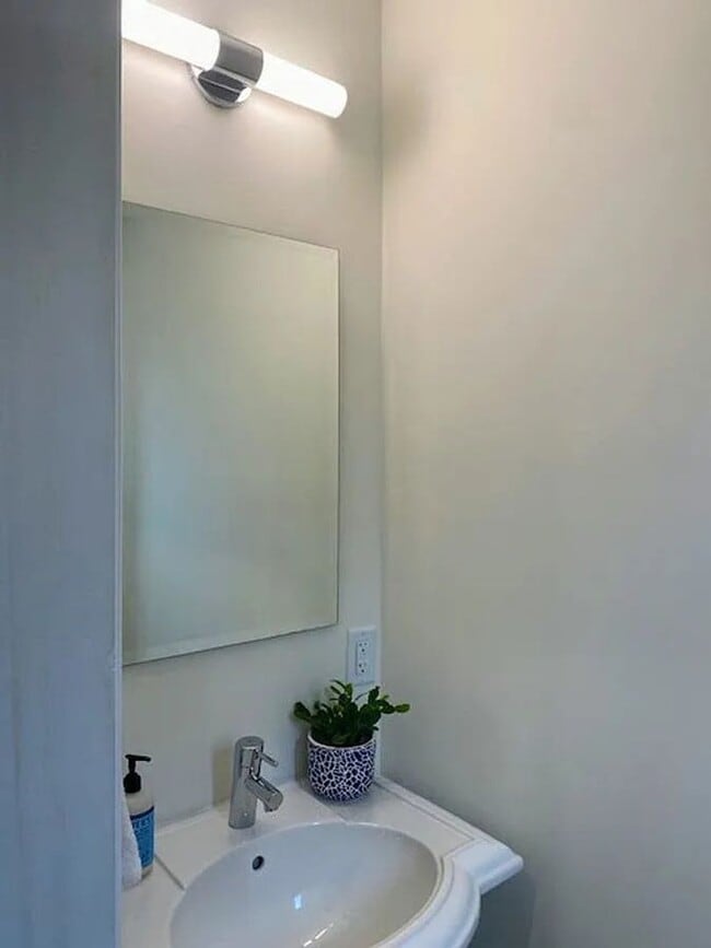 Building Photo - Brentwood Beauty