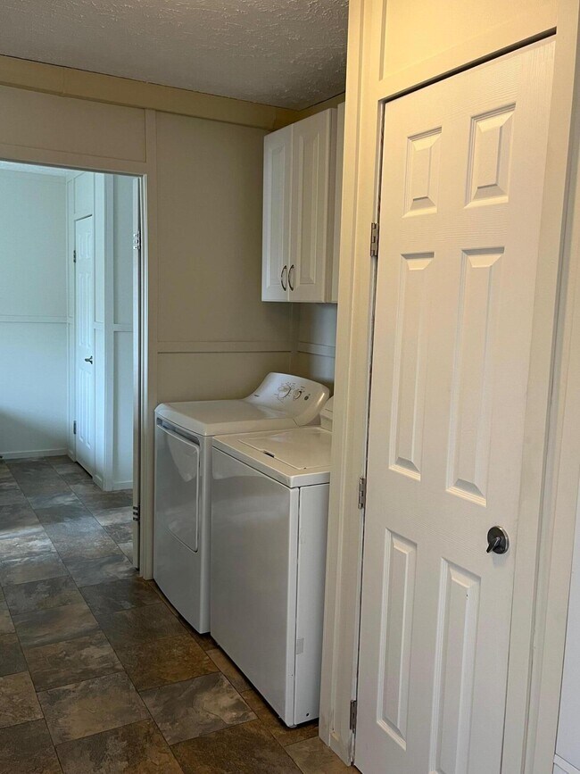 Building Photo - 8945 Timber Ln