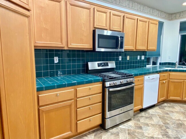 Building Photo - Spacious 3 Bed 2.5 Bath with a loft Ventura home