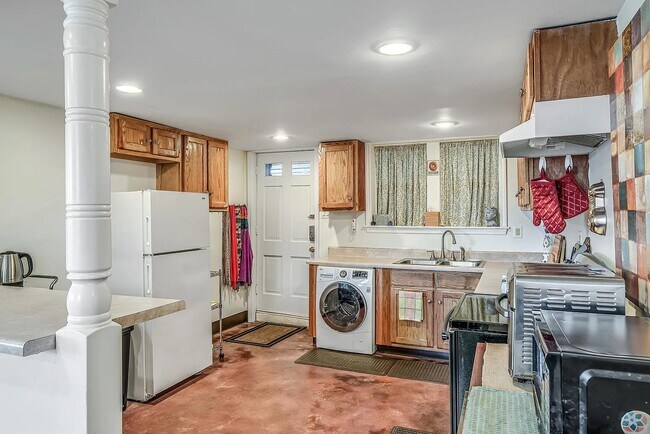 Building Photo - 3245 Kings Ln