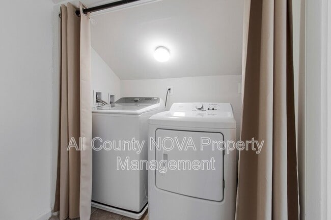 Building Photo - 8600 Lantern Ln