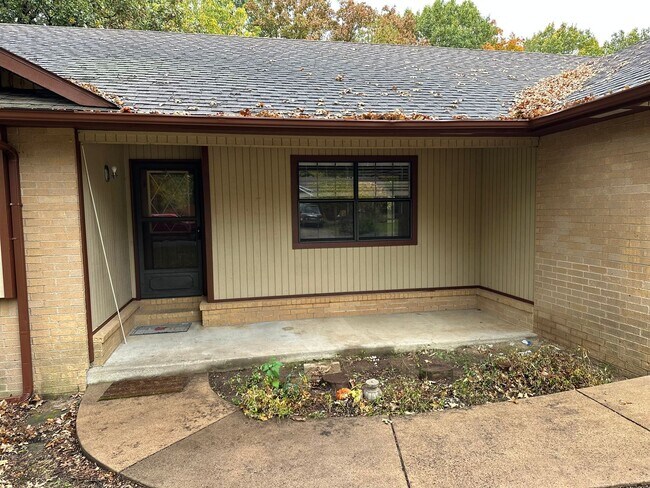 Building Photo - Available 7/1!  Spacious 3 Bedroom, 2 Full Bathroom Rogers Home in Quiet Neighborhood