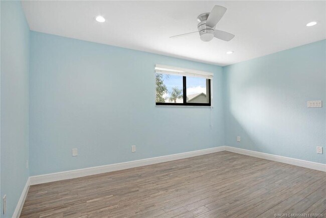 Building Photo - 2233 NW 22nd Ave