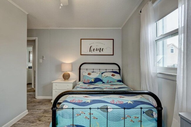 Building Photo - FURNISHED OFF-SEASON MONTHLY RENTAL-STARTI...