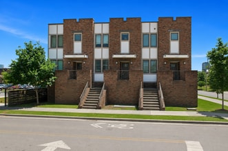 Building Photo - Modern 2 Bedroom Townhouse
