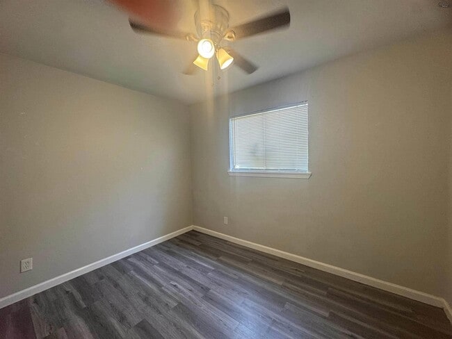 Building Photo - 204 W Garden Dr