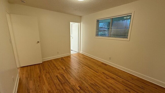 Building Photo - Stunning Forest Retreat in Lake Oswego 3 beds 2 baths + Den; Video!