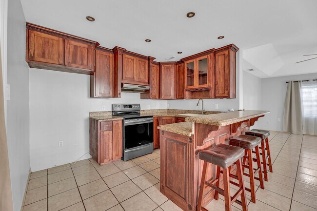 Building Photo - SPACIOUS! LOCATION!