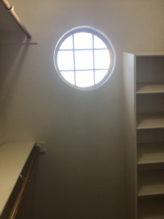 LARGE WALK IN MSTR CLOSET - 2913 Whisper Oaks Ln