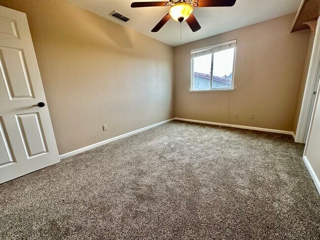 Building Photo - Must See This Beautiful 4 Bedroom 3 Bathro...