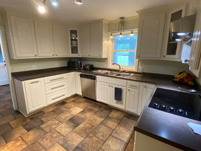 Building Photo - A little slice of paradise within minutes to downtown Greenviille