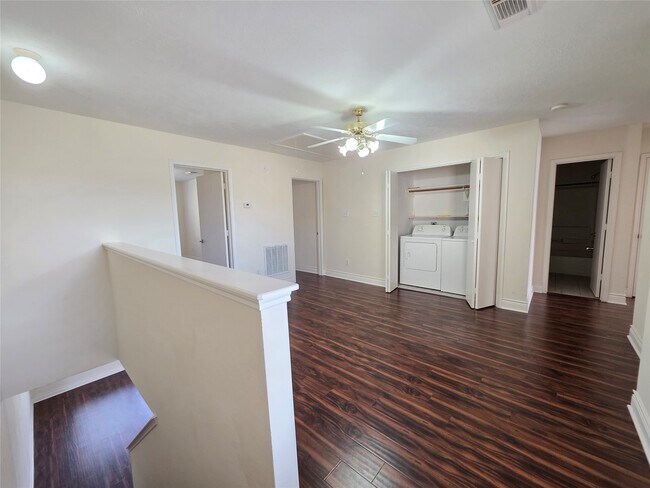 Building Photo - 8126 Golf Green Cir