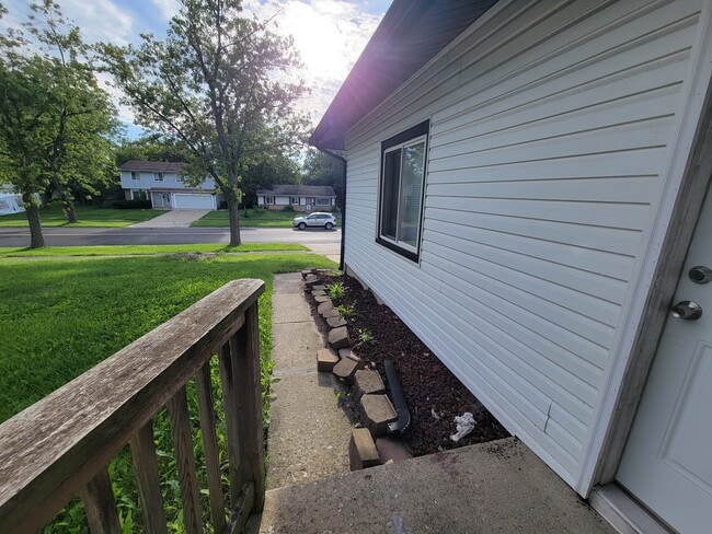 Building Photo - 906 Blackhawk Dr