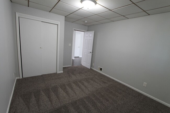 Building Photo - Large 5 Bedroom Home! Available Now.  Plen...