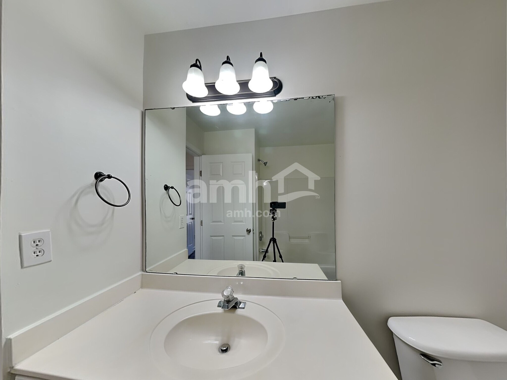 Building Photo - 1015 Farmingham Ln