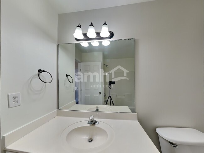 Building Photo - 1015 Farmingham Ln