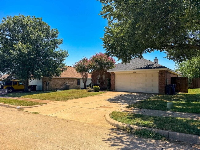 Building Photo - 3 Bed, 2 Bath Home in Burleson, TX