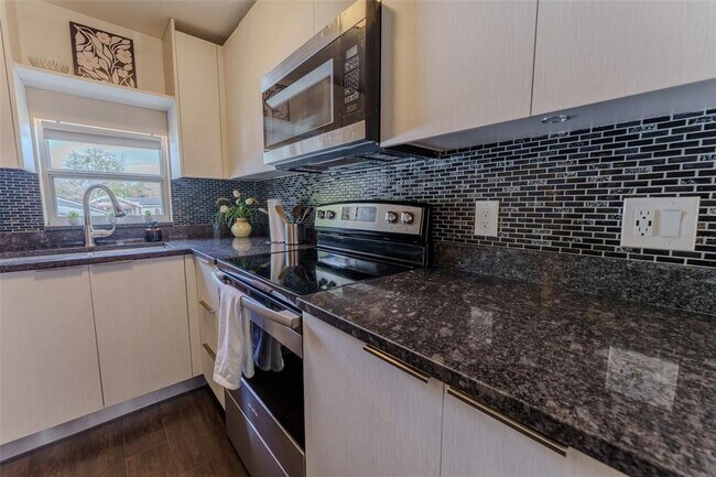 Building Photo - 203 W Crest Ave