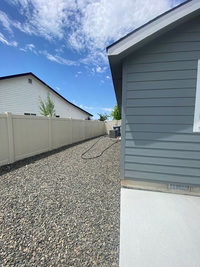 Building Photo - 3 bedroom, 2 bath home on a cul-de-sac