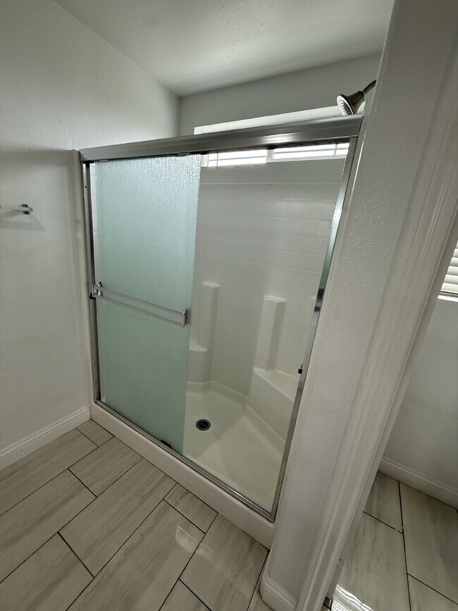 Building Photo - New Gas Range & Refrigerator.  Spacious rooms, private yard and RV parking.  Must see - Won't las...