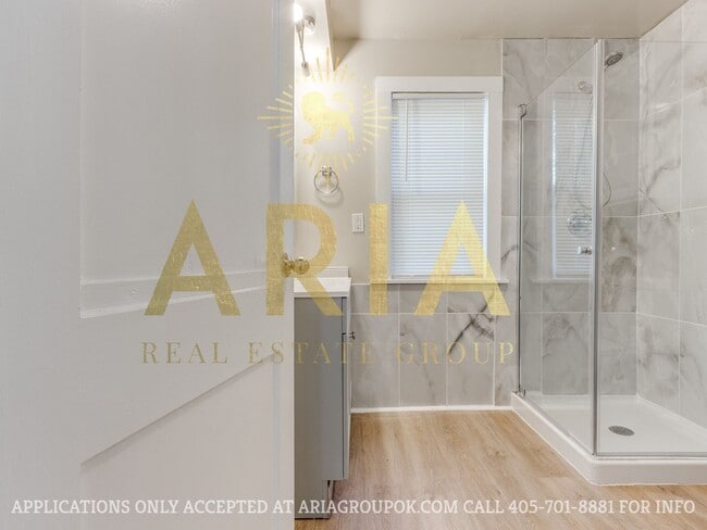 Building Photo - *COMING SOON!* UPDATED 3 BED/2 BATH DUPLEX...