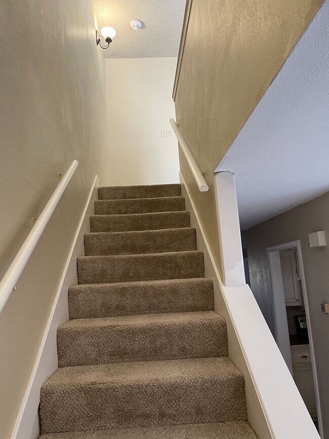 Building Photo - Darling 1 Bed, 1.5 Bath Townhouse with sma...