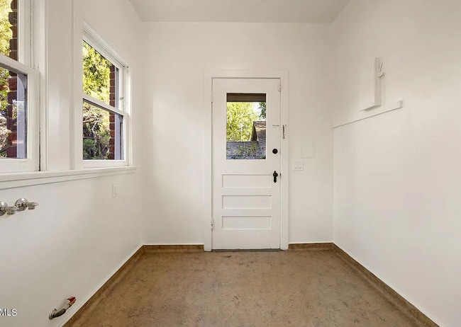 Building Photo - 1694 Oakwood St