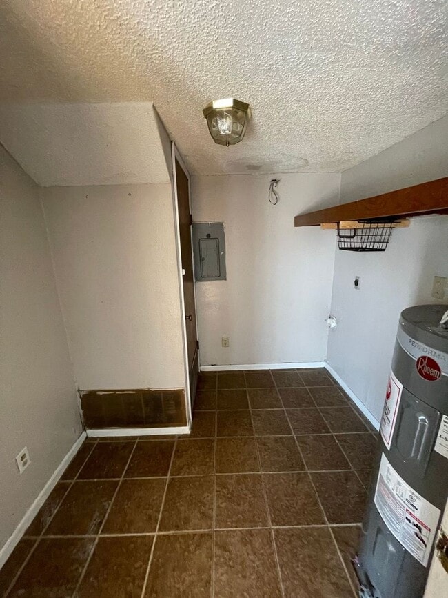 Building Photo - Spacious & Affordable Home for Lease on Go...