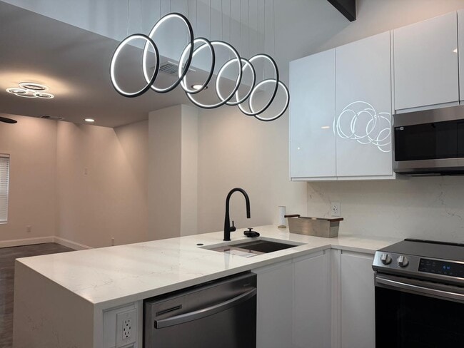 Building Photo - 222 S Olive St